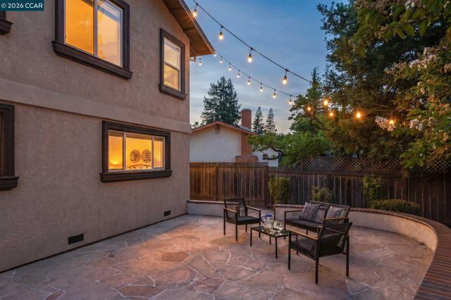 102 Henson Creek Ct, Martinez, CA 94553