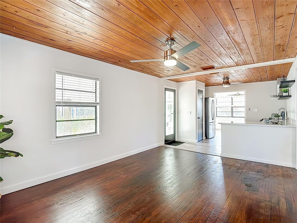 Image 12 of property listing at 8906 N ORLEANS AVENUE, Tampa, FL 33604