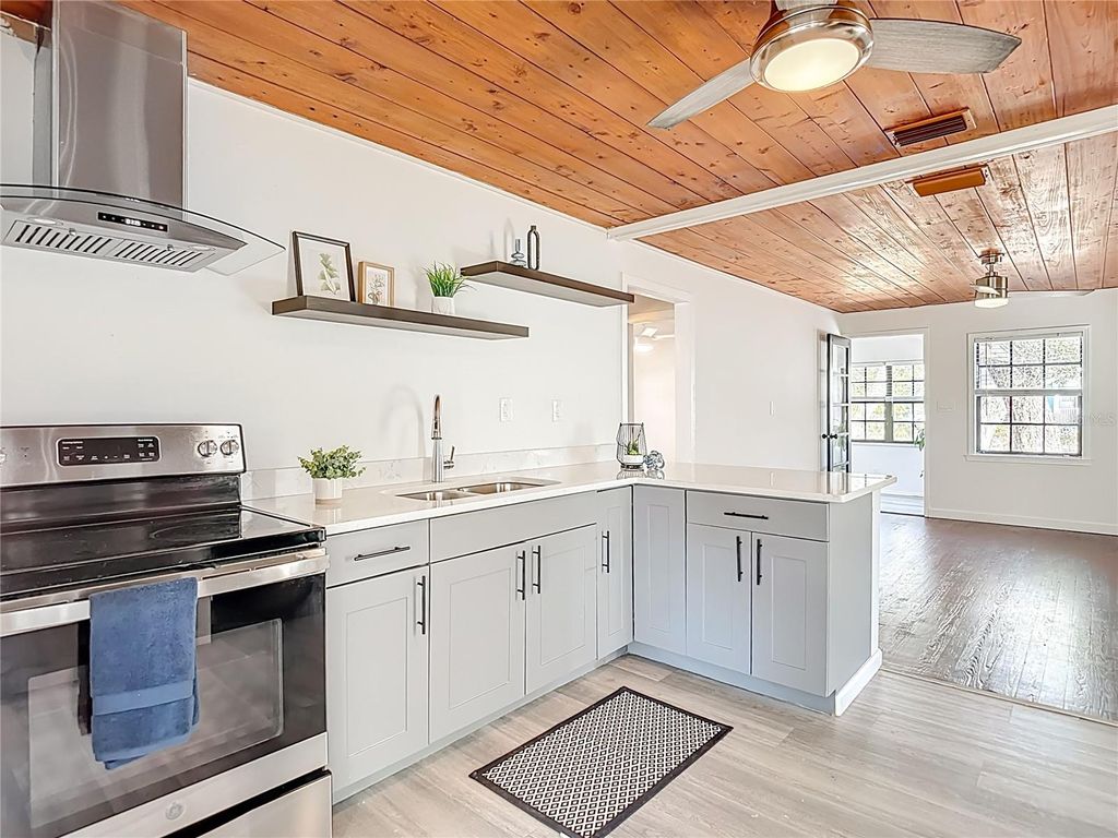 Image 15 of property listing at 8906 N ORLEANS AVENUE, Tampa, FL 33604