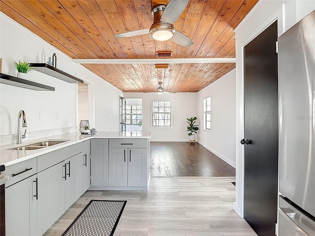 Image 18 of property listing at 8906 N ORLEANS AVENUE, Tampa, FL 33604