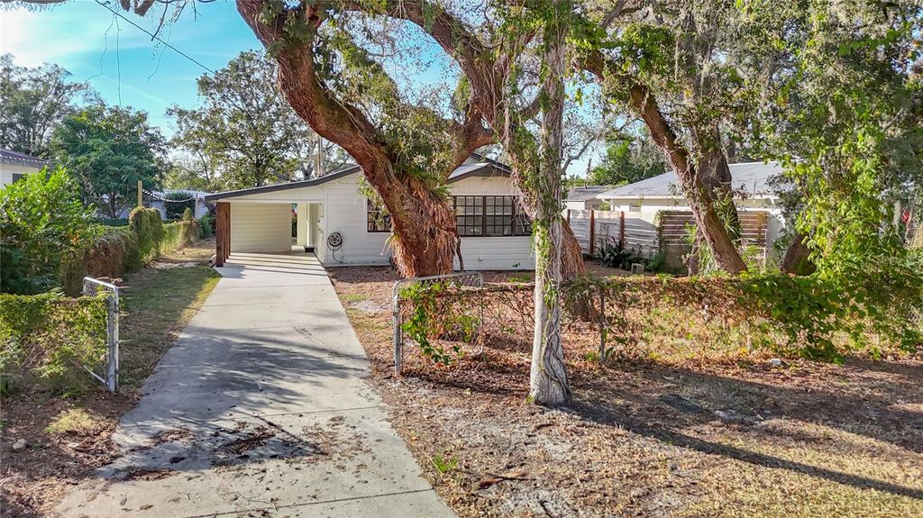 Image 3 of property listing at 8906 N ORLEANS AVENUE, Tampa, FL 33604