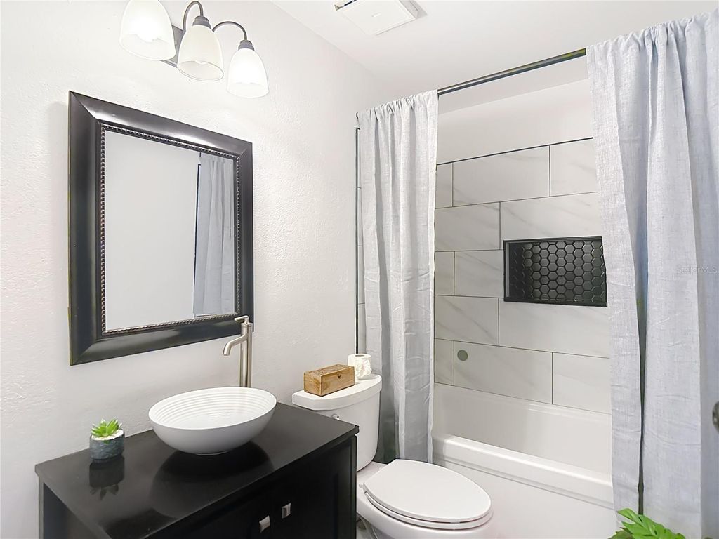 Image 27 of property listing at 8906 N ORLEANS AVENUE, Tampa, FL 33604