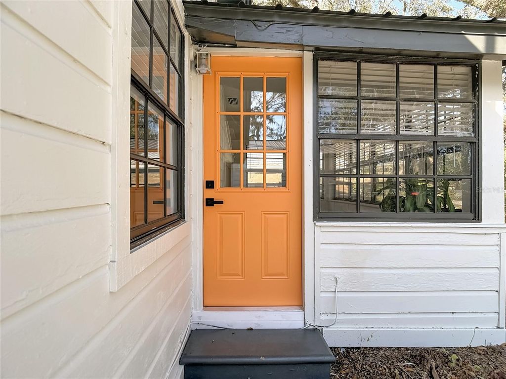 Image 4 of property listing at 8906 N ORLEANS AVENUE, Tampa, FL 33604