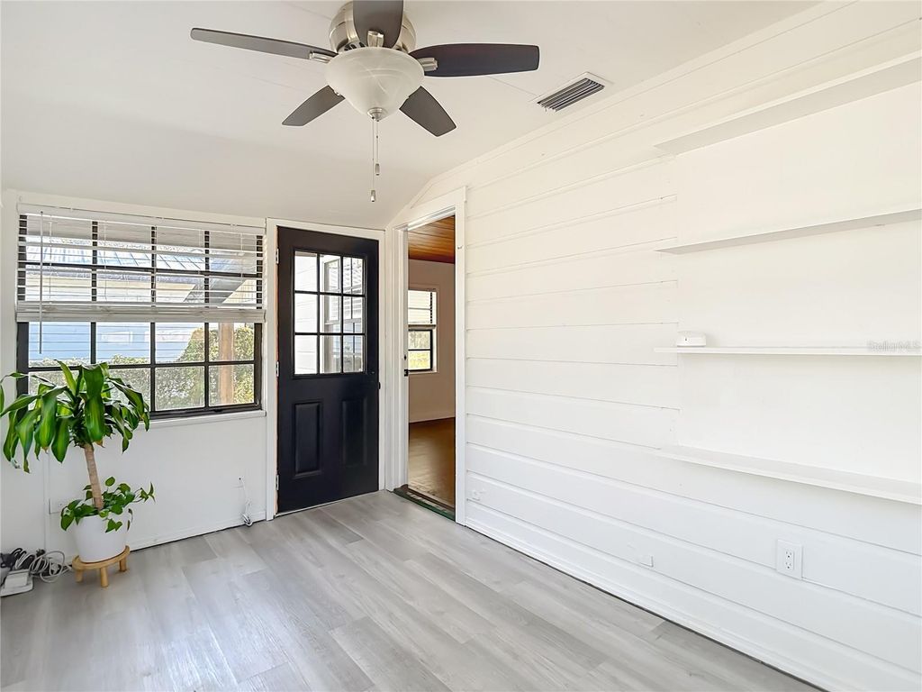 Image 8 of property listing at 8906 N ORLEANS AVENUE, Tampa, FL 33604