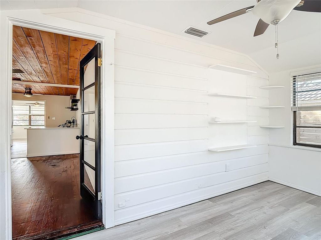 Image 9 of property listing at 8906 N ORLEANS AVENUE, Tampa, FL 33604