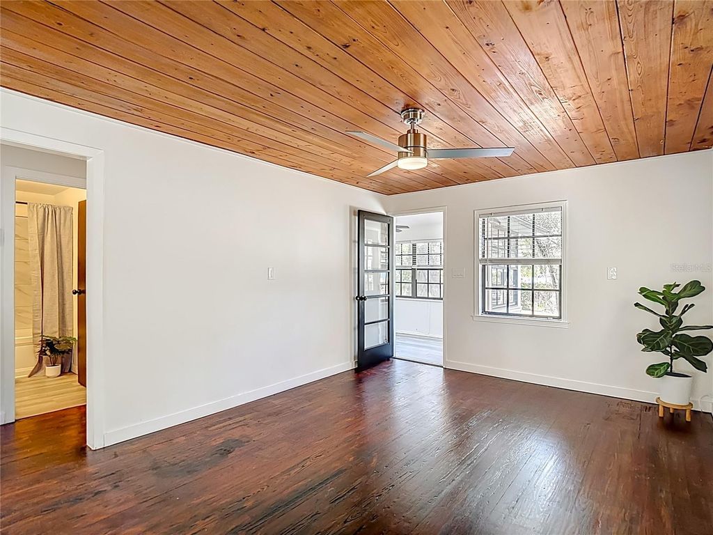 Image 10 of property listing at 8906 N ORLEANS AVENUE, Tampa, FL 33604