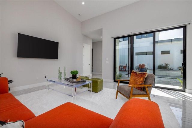 151 Holliday Way, Palm Springs, CA 92262