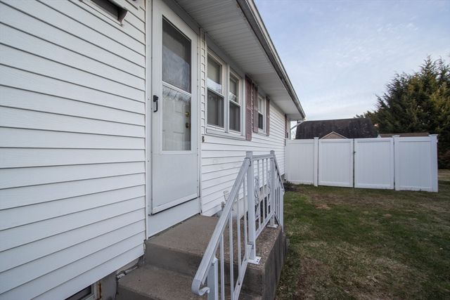 45 Beaumont Ave, Chicopee, MA 01013