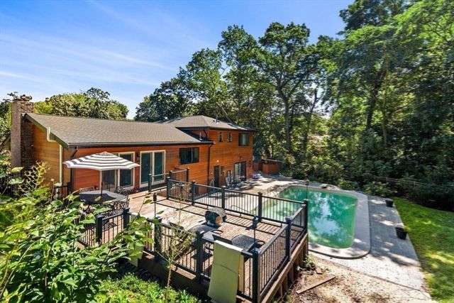 93 Woodcliff Rd, Brookline, MA 02467