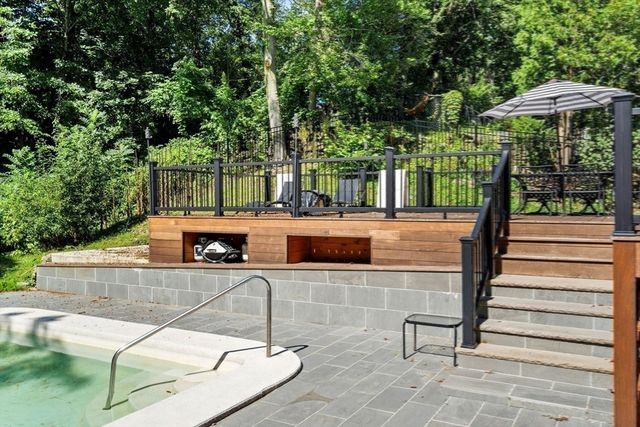 93 Woodcliff Rd, Brookline, MA 02467