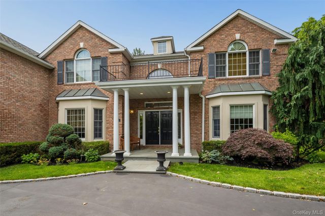 50 Eastwoods Court, Roslyn, NY 11576