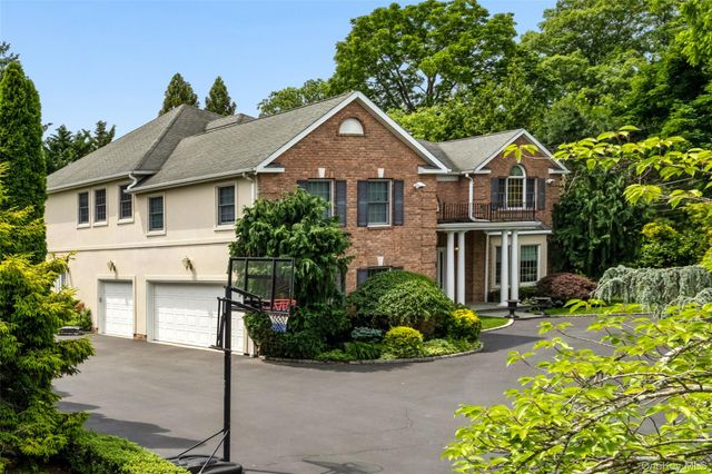 50 Eastwoods Court, Roslyn, NY 11576