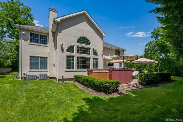 50 Eastwoods Court, Roslyn, NY 11576