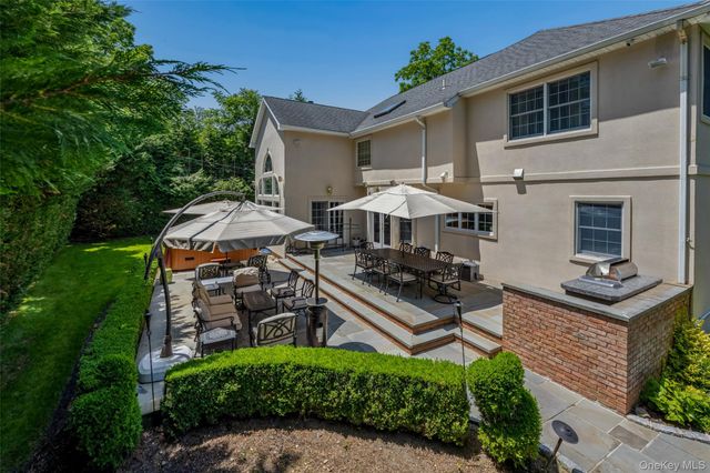 50 Eastwoods Court, Roslyn, NY 11576