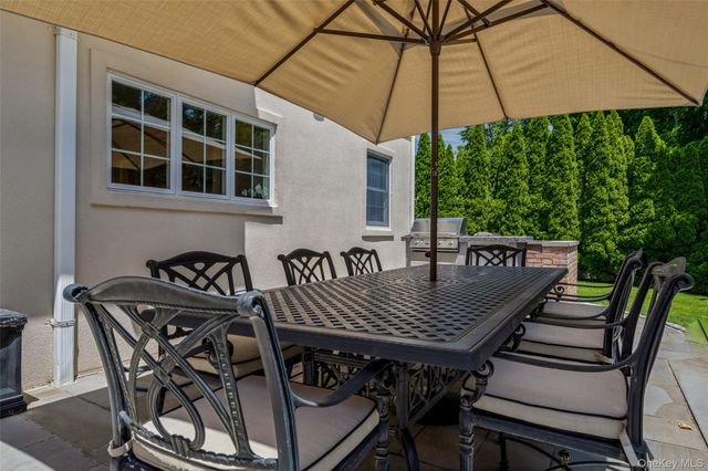 50 Eastwoods Court, Roslyn, NY 11576