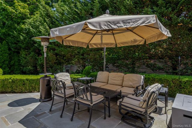 50 Eastwoods Court, Roslyn, NY 11576