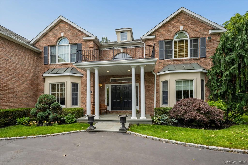50 Eastwoods Court, Roslyn, NY 11576 — photo 2