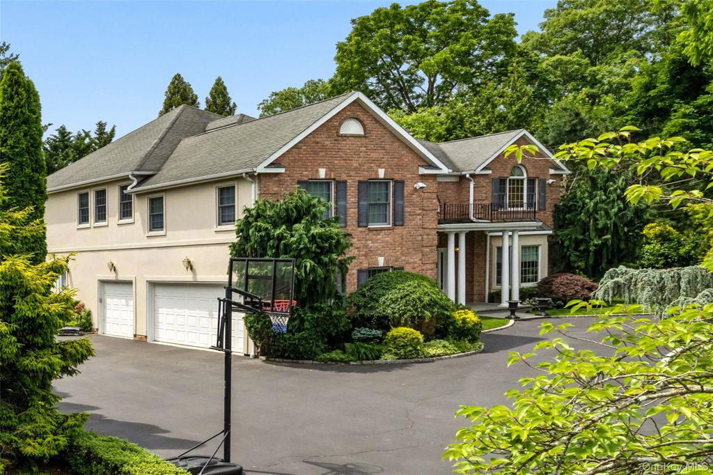 50 Eastwoods Court, Roslyn, NY 11576 — photo 3