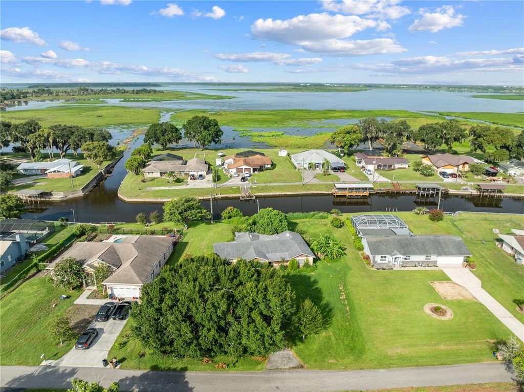 Image 7 of property listing at 740 SHORE DRIVE, Kissimmee, FL 34744