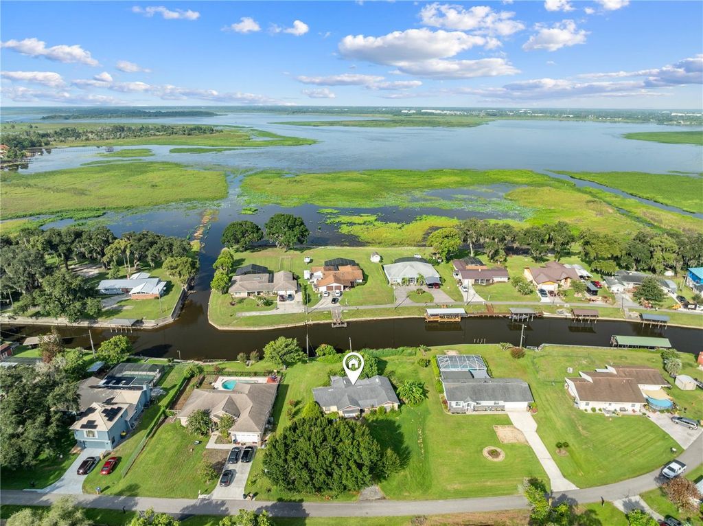 Image 8 of property listing at 740 SHORE DRIVE, Kissimmee, FL 34744