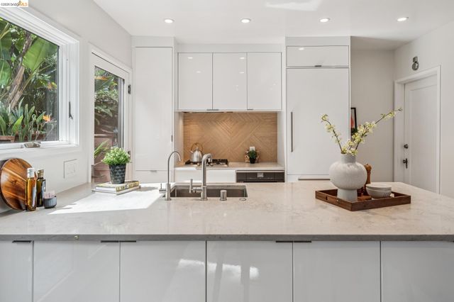 2306 Ivy Dr, Oakland, CA 94606