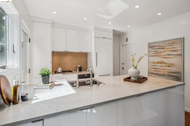 2306 Ivy Dr, Oakland, CA 94606