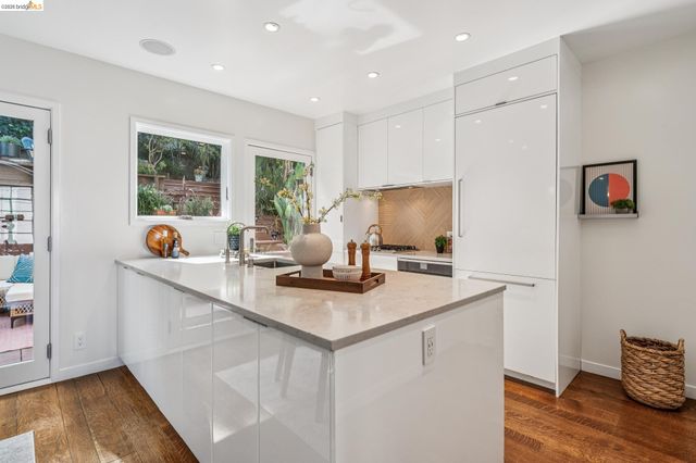 2306 Ivy Dr, Oakland, CA 94606