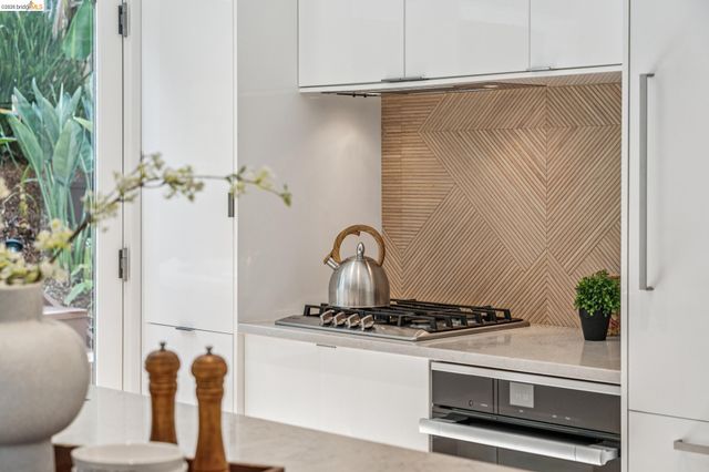 2306 Ivy Dr, Oakland, CA 94606