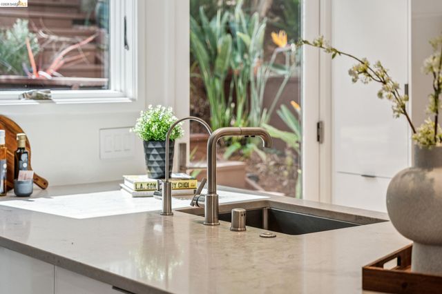 2306 Ivy Dr, Oakland, CA 94606