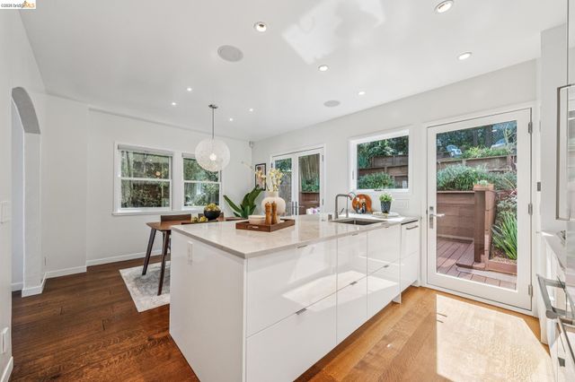 2306 Ivy Dr, Oakland, CA 94606