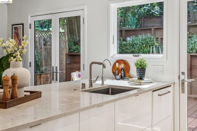 2306 Ivy Dr, Oakland, CA 94606