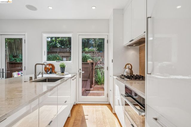 2306 Ivy Dr, Oakland, CA 94606