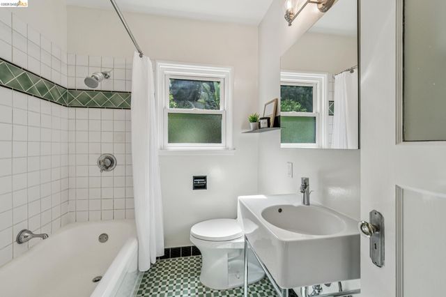 2306 Ivy Dr, Oakland, CA 94606