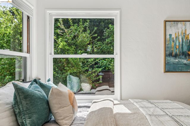 2306 Ivy Dr, Oakland, CA 94606