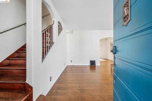 2306 Ivy Dr, Oakland, CA 94606