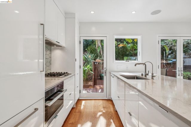 2306 Ivy Dr, Oakland, CA 94606