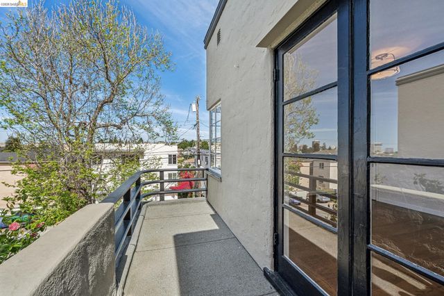 2306 Ivy Dr, Oakland, CA 94606