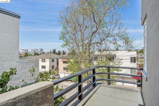 2306 Ivy Dr, Oakland, CA 94606