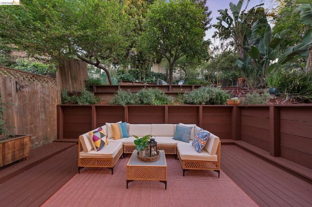 2306 Ivy Dr, Oakland, CA 94606