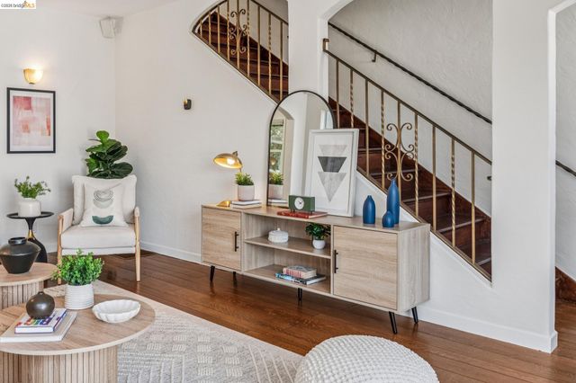 2306 Ivy Dr, Oakland, CA 94606