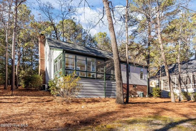 6 Village In The Woods Circle, Southern Pines, NC 28387