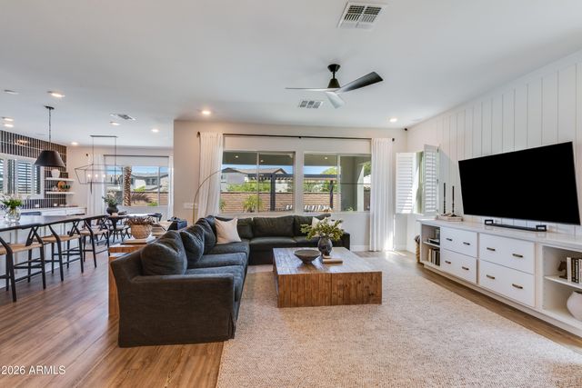 1454 E RAKESTRAW Lane, Gilbert, AZ 85298