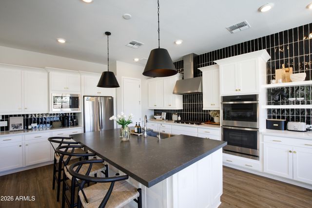 1454 E RAKESTRAW Lane, Gilbert, AZ 85298