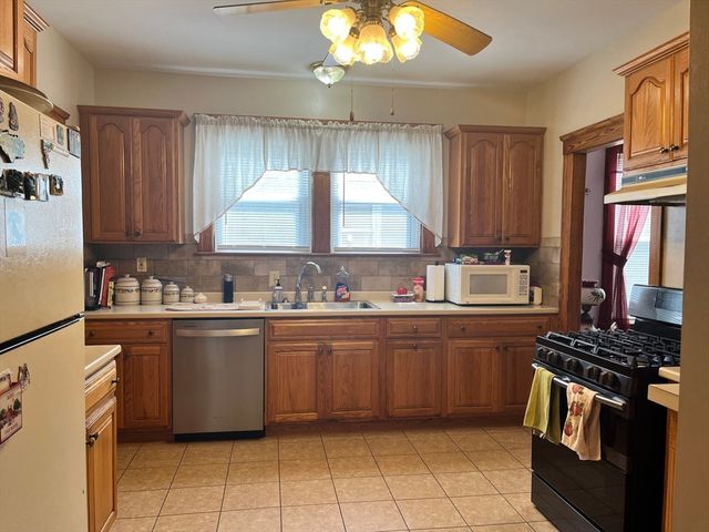 49 Farnham St, Fall River, MA 02720