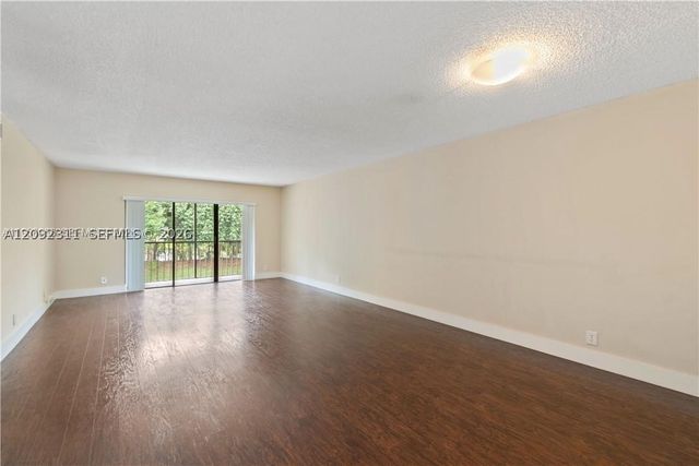321 Lakeview Dr 204, Weston, FL 33326