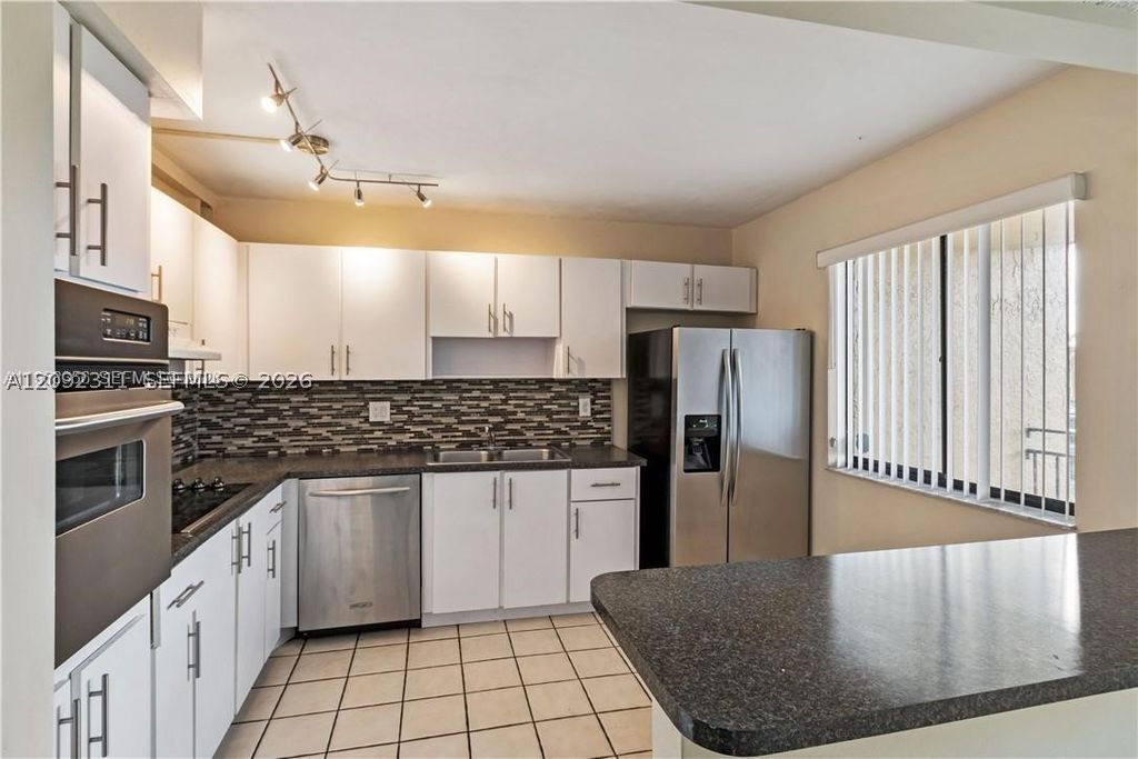 321 Lakeview Dr 204, Weston, FL 33326