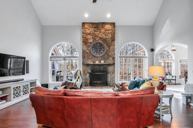 52 Goodnow Ln, Framingham, MA 01702