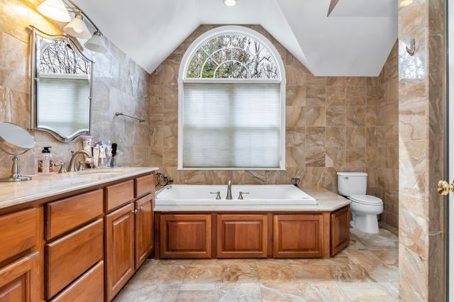 52 Goodnow Ln, Framingham, MA 01702