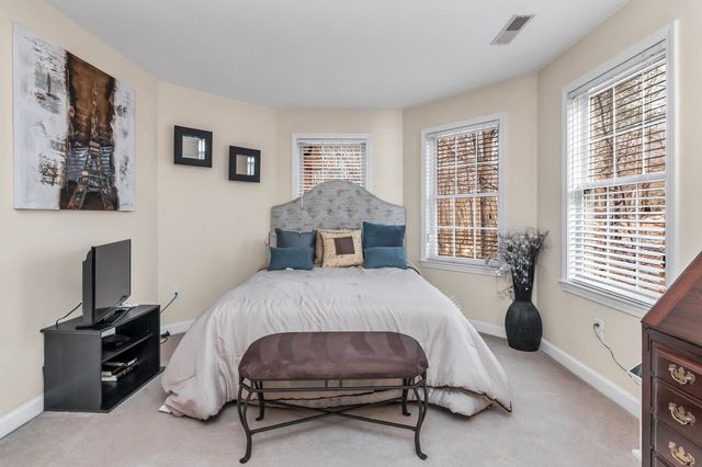52 Goodnow Ln, Framingham, MA 01702