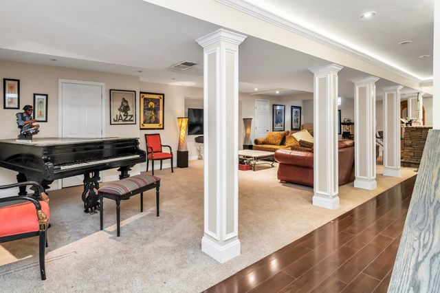 52 Goodnow Ln, Framingham, MA 01702